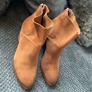 Chinese Laundry size 8.5 suede camel ankle boots